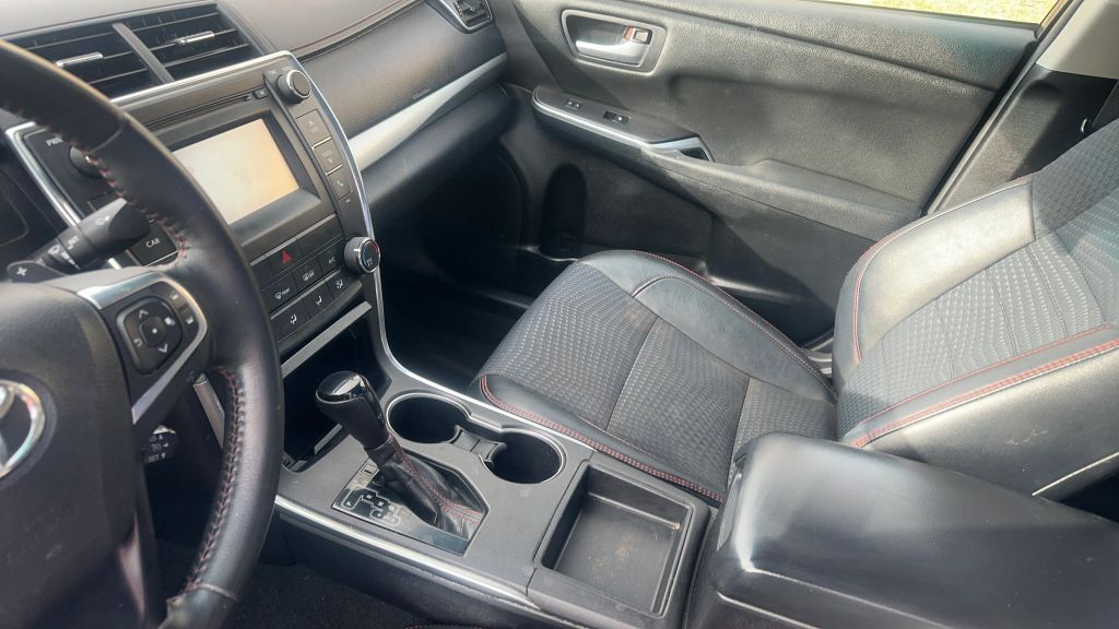 
								2015 Toyota Camry SE Sedan 4D full									