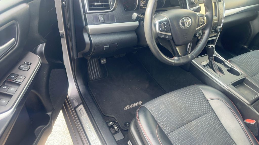 
								2015 Toyota Camry SE Sedan 4D full									