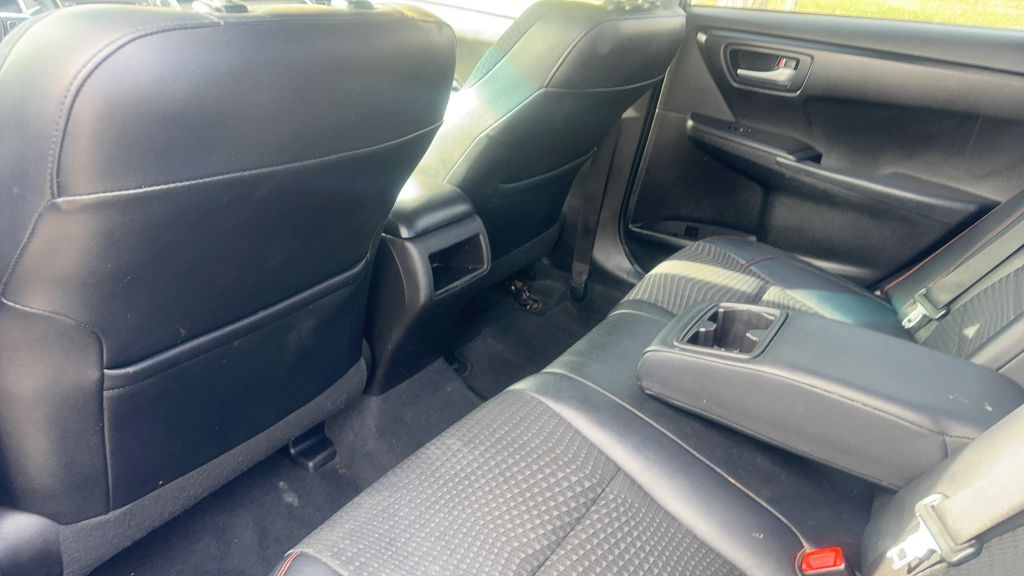 
								2015 Toyota Camry SE Sedan 4D full									