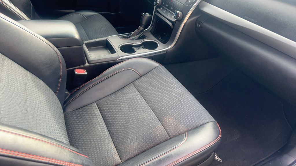 
								2015 Toyota Camry SE Sedan 4D full									